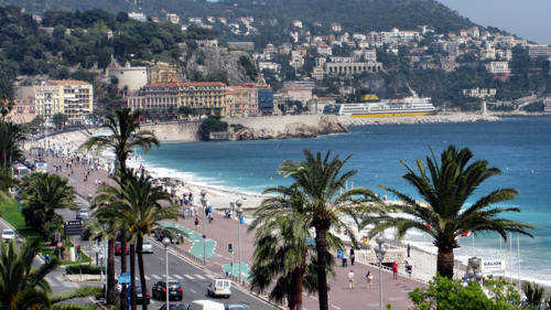 Nice, Promenade des Anglais : uitzicht op de oude stad, en een ferry die de haven verlaat