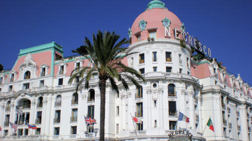 Nice, Promenade des Anglais : het bekende Negresco (hotel en appartementen)